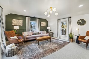 Smart-TV, Bücher, Arbeitsbereiche