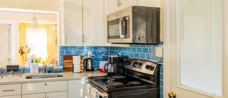 Frigorífico, microondas, horno y placa de cocina