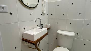 Superior-Suite, Gartenblick | Badezimmer | Haartrockner, Handtücher, Seife, Shampoo