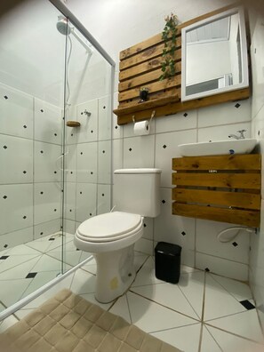 Habitación doble estándar, vista al jardín | Baño | Secadora de cabello, toallas, jabón, shampoo 