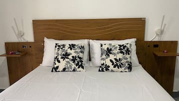Standard-Doppelzimmer, Gartenblick | 1 Schlafzimmer, laptopgeeigneter Arbeitsplatz, kostenloses WLAN