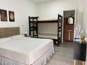 Espacio para trabajar con laptop y wifi gratis