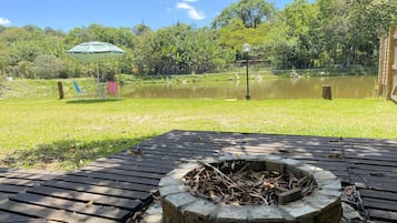 Exclusive Cabin, Pool Access, Lake View | Living area