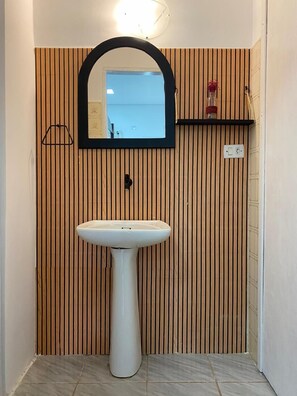 Secador de pelo, toallas, jabón, shampoo