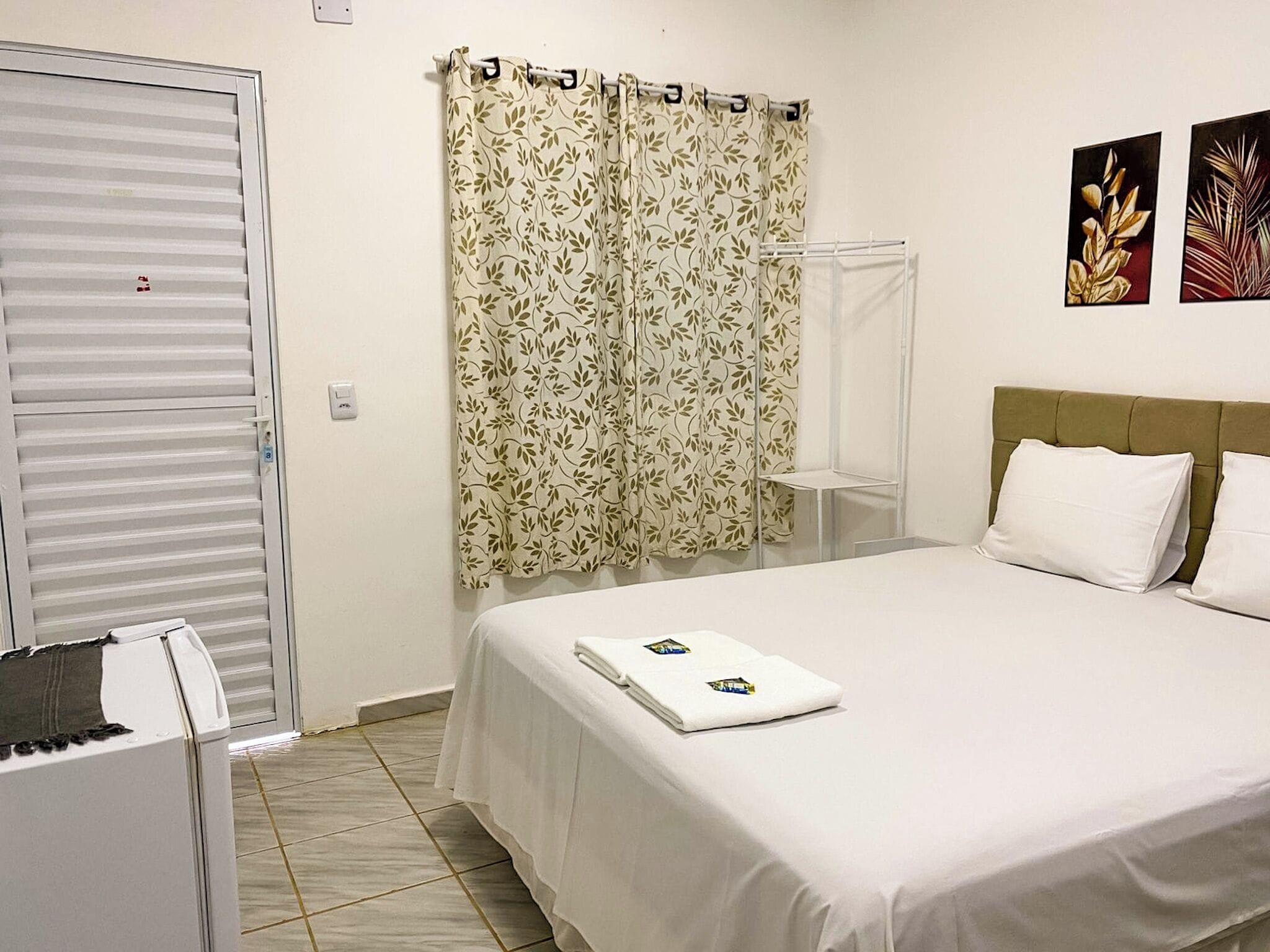 Quarto quádruplo conforto, vista para a piscina | Espaço de trabalho para notebook, Wi-Fi de cortesia