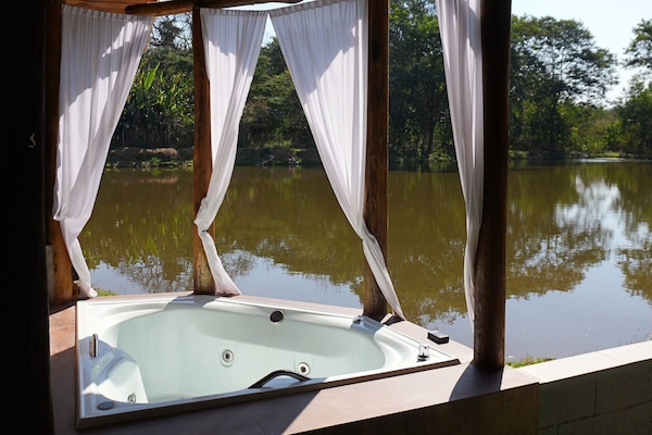 Exclusief huisje, toegang tot zwembad, uitzicht op meer | Bubbelbad