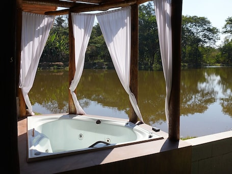 Exclusive Cabin, Pool Access, Lake View | Jetted tub