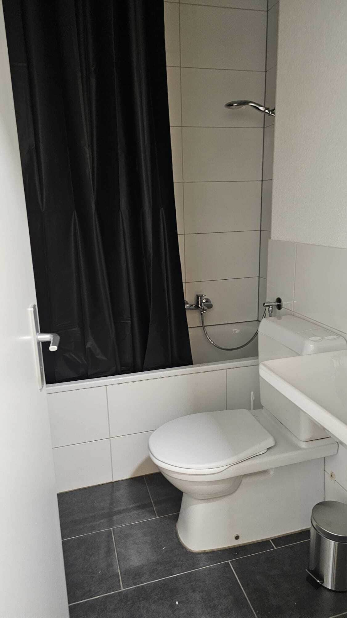 Sèche-cheveux, serviettes fournies, savon, papier toilette