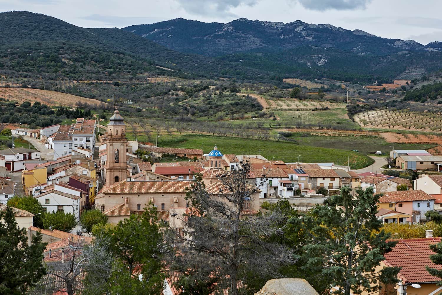 Une ville qui se distingue par son église imposante, ses vignobles en terrasses et son paysage montagneux en toile de fond.