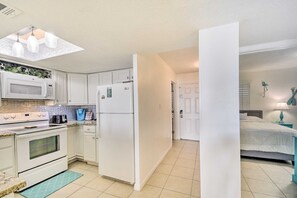 Réfrigérateur, four à micro-ondes, un four, surface de cuisson