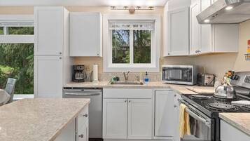 Een koelkast, een microgolfoven, een oven, een kookplaat