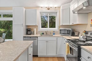 Een koelkast, een microgolfoven, een oven, een kookplaat