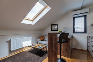 Smart TV - Chic & cozy studio - modern comforts, 2 min from the centre & top attractions! (Mihovljan)
