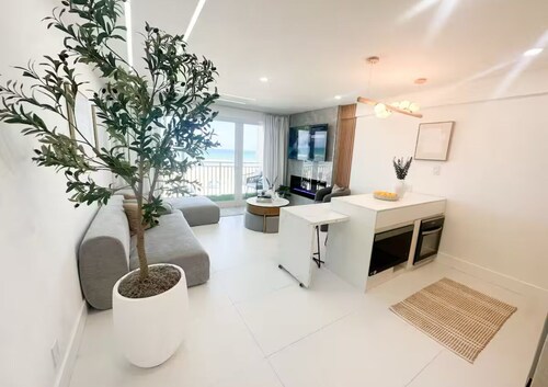 Stunning Oceanfront Apartment in the Heart of Daytona Beach