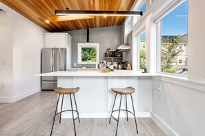 Geladeira, micro-ondas, fogão, lava-louças