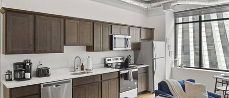 Kühlschrank, Mikrowelle, Ofen, Herdplatte