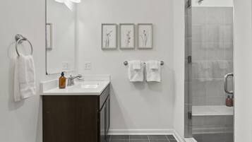 Een haardroger, handdoeken