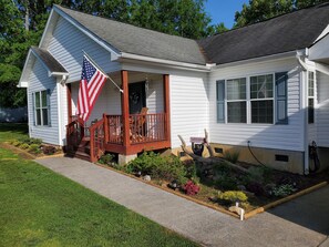 Exterior - Beautiful Lakefront Getaway In The Smoky's - Private Dock - Hot Tub - Arcade (Dandridge)