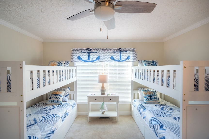 Beautiful Lakefront Getaway In The Smoky's - Private Dock - Hot Tub - Arcade - Dandridge, TN