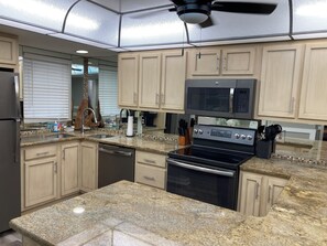 Four à micro-ondes, un four, surface de cuisson, lave-vaisselle