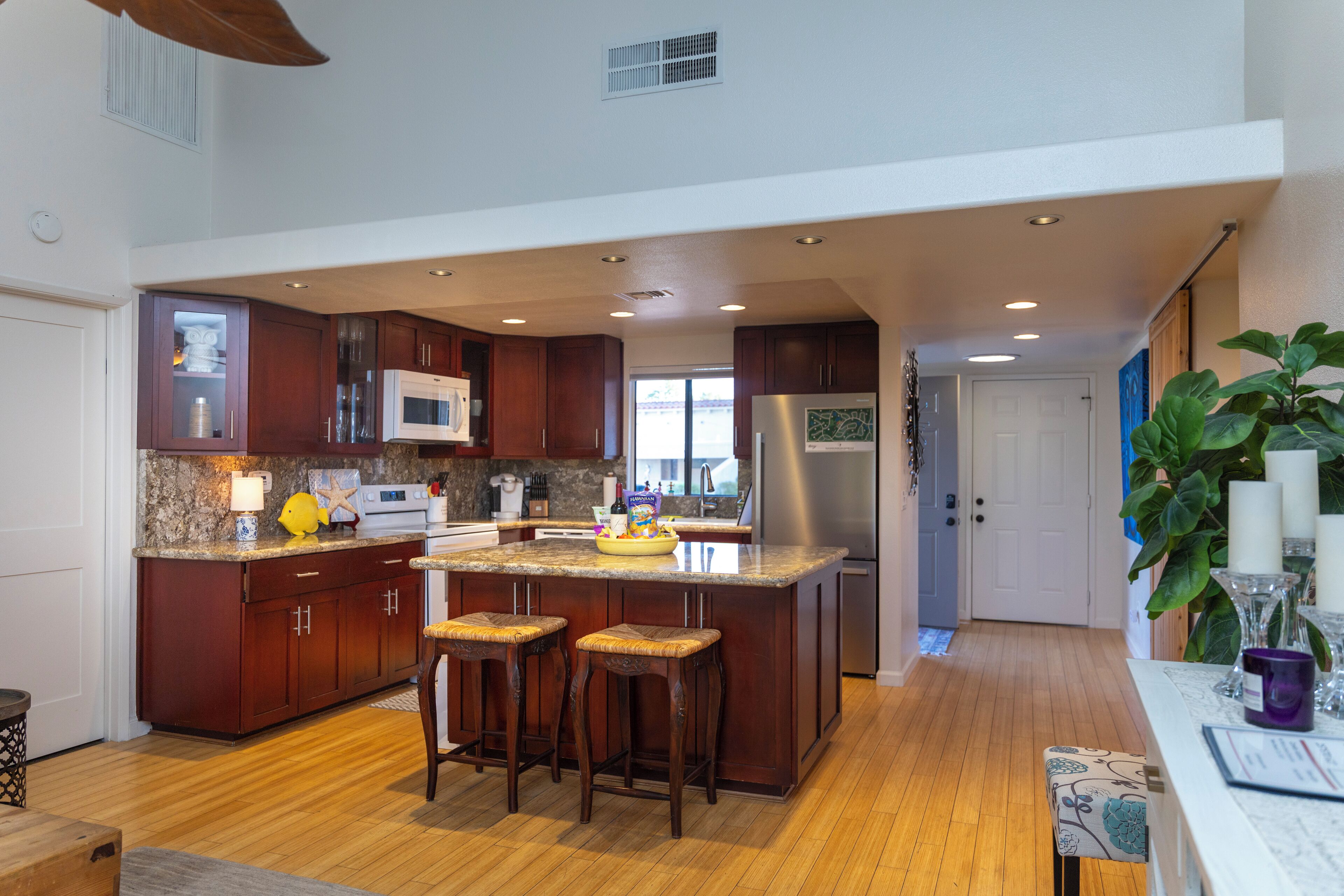 冷蔵庫、電子レンジ、オーブン、コンロ