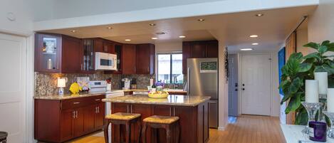 Frigorífic, microones, forn i placa de cuina