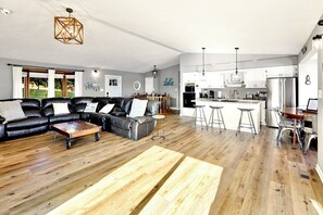 TV, fireplace, table tennis - Stunning LakeViews | Private Boat Ramp, Sleeps 12! (Spring City)