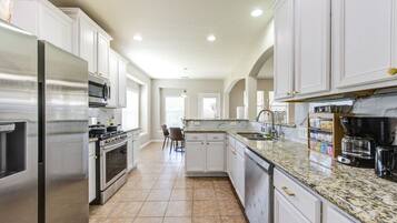 Kylskåp, mikrovågsugn, ugn och spishäll