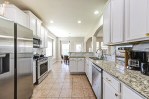 Fridge, microwave, oven, stovetop - Katy Houston, 2330sf, 4BR-2.5BA, Game Rm, King Bed (Katy)