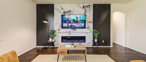 Smart-tv, pejs, bordtennisbord