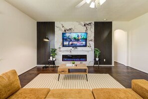 Smart TV, fireplace, table tennis - Katy Houston, 2330sf, 4BR-2.5BA, Game Rm, King Bed (Katy)