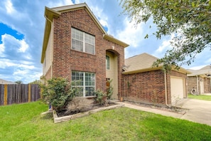 Exterior - Katy Houston, 2330sf, 4BR-2.5BA, Game Rm, King Bed (Katy)