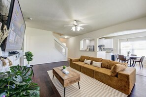 Smart TV, fireplace, table tennis - Katy Houston, 2330sf, 4BR-2.5BA, Game Rm, King Bed (Katy)