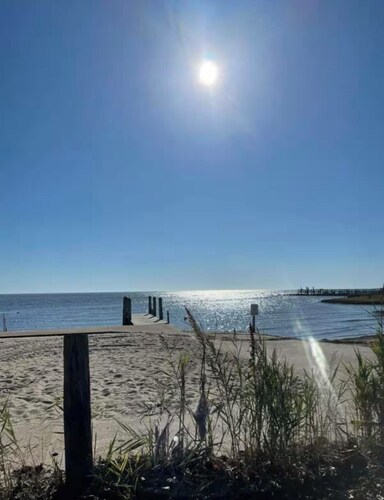 Charming 3-bedroom cottage in Old Saybrook with AC, WiFi