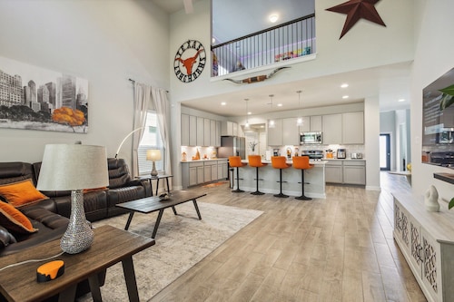 Spacious New Home, 24min from IAH airport & downtown, Game-room, North Houston