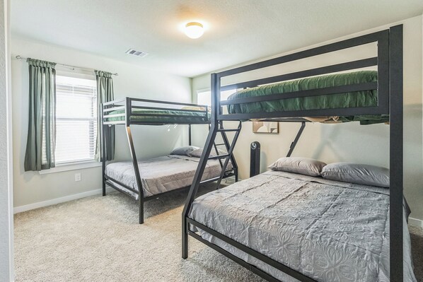 5 bedrooms, iron/ironing board, WiFi, bed sheets