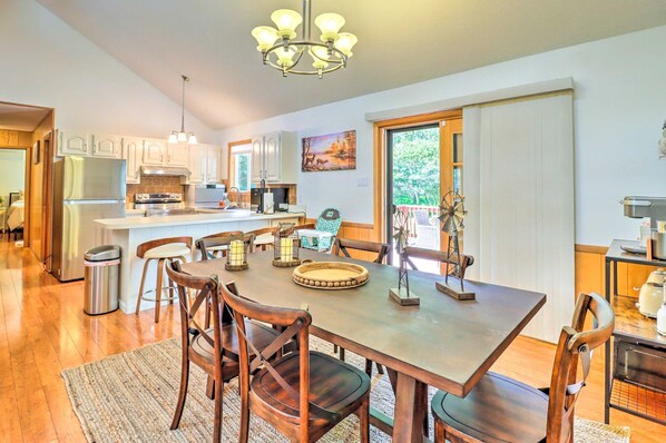 Dining - Charming 3-bedroom house with a game room. (Albrightsville)