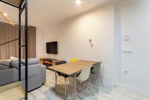 Suite superior | Zona de estar | Smart TV de 55 pulgadas con canales digitales, Netflix