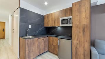 Suite Deluks | Dapur pribadi | Lemari es kecil, microwave, kompor, dan mesin pencuci piring