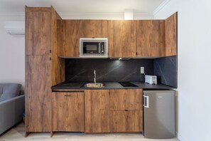 Suite Deluxe | Cocina privada | Frigorífico pequeño, microondas, placa de cocina y lavavajillas