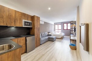 Suite Deluxe | Cocina privada | Frigorífico pequeño, microondas, placa de cocina y lavavajillas