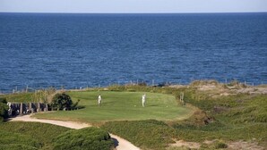 A golf course with a view of the ocean. - Albufera Dreams Nature Suites (Valencia)
