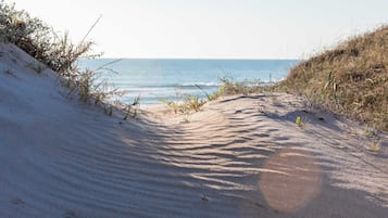 Tæt på stranden, hvidt sand, 3 strandbarer