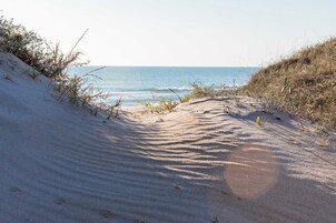 Ubicación cercana a la playa, arena blanca y 3 bares en la playa