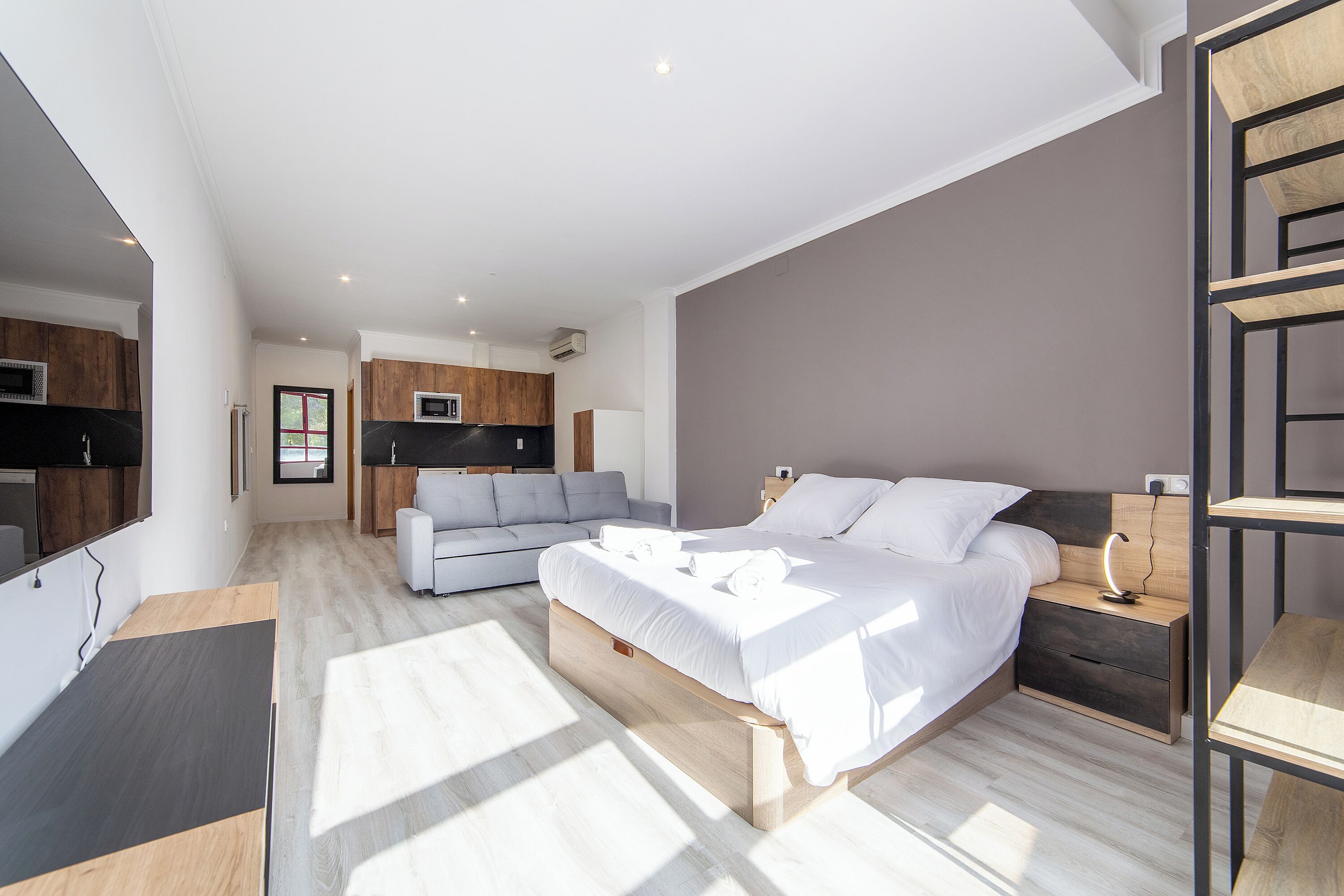 1 غرفة نوم وأغطية فراش متميزة وألحفة محشوة بالريش