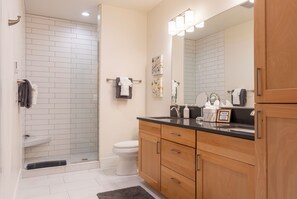 Dusche, Haartrockner, Handtücher, Toilettenpapier