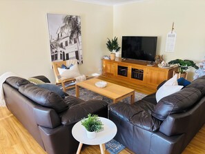 TV connectée, lecteur de DVD, baby-foot, livres