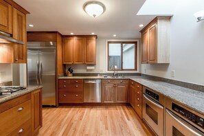 冰箱、微波炉、烤箱、炉灶