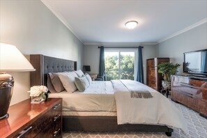 3 bedrooms, in-room safe, desk, iron/ironing board