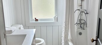 Darling Bungalow Retreat in Downtown Union, Oregon - Welcome!